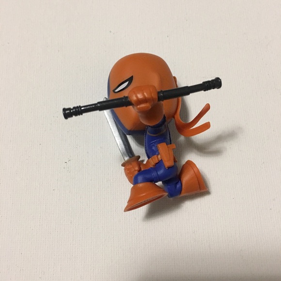 Deathstroke DC Comics Super Heroes Vinyl Figurine - Picture 2 of 16